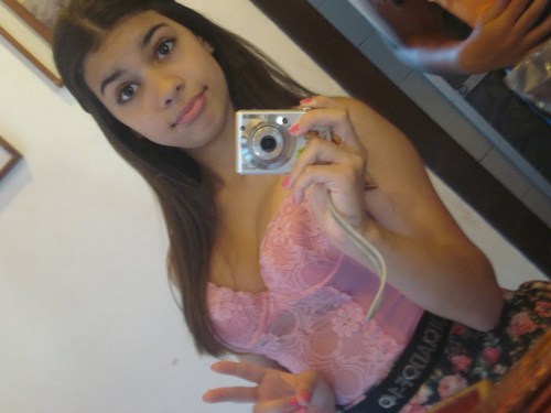 ela é perfeita,mais tem inumeros defeitos
ela fala alto,grita da gargalhadas,mais se faiz de timida,
ela é santa mais sabe provocar. ♥