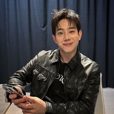 PARODY-SELECTIVE 🇺🇸🇮🇩 93`L • Park Dojoon (Leo) of The Rose • Vocalist, Keyboardist, Guitarist, Specialist Dad Jokes • Busy loving Black Rose 🖤 | selfoll |