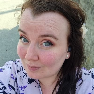 Feminist og fagforeningsdame som nok er over gjennomsnittet engasjert i krig og fred og politikk og sånn.. 🙂💪🏻
Hun/henne
