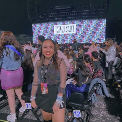 30 | in my eras era | amo los conciertos, a mi perrito, el vainilla latte helado and i also cry a lot | this is me trying 🌫