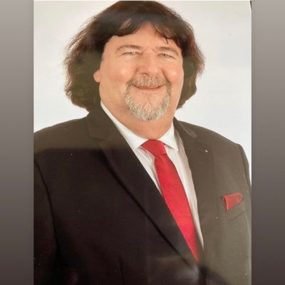 Professeur retraité de l’ E N - Président du Parti le C R G - Président du club :. R S -