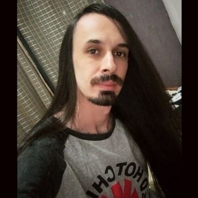 Corinthians, brega e HC. Sou expert em tomar decisões ruins e decepcionar pessoas. Não vivo cada dia como se fosse o último, mas gostaria que fosse.