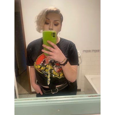 29 - she/her - wrestling - mma - hawks 💛🤎 - taken 👩🏼❤️👨🏻