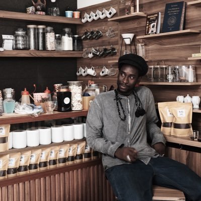 DG CHEZ @kafebaayxelkoom📍: HLM 2 (en face nouvelle police) 📷📸. il faut soigner son image et celle des autres. Xaadimal Mustafa notre fierté. IG: xelkoom.