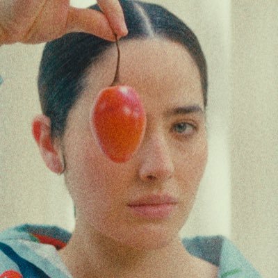 Domadora de piñas, emperadora de la oblea de Floridablanca 🧙🏼♀️💚 ilustradora de moda, directora creativa de Eloísa y fotógrafa amateur 🌈🎠