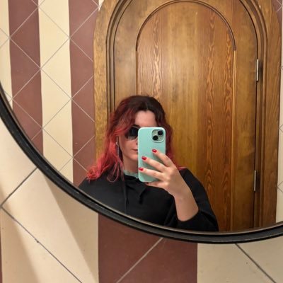 zeilivesv2's profile picture. no