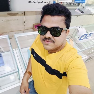 Humyesa Khus Raheta hu or Dusre ki madad karne ke Liya humyesa Aage raheta hu....Salman ka  fan hu isleye to Main Unke Dil ke Karib Hu.