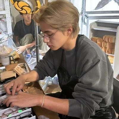 veautifultaeee's profile picture. reading account, 18+ area warning.
the account reads all gay shippers, but kookv is number one !!