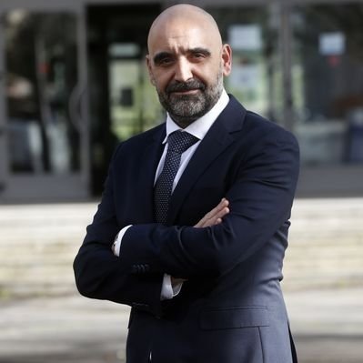 Economista, profesor universitario, padre y corredor de fondo. A veces toco la guitarra. Bueno, bastantes veces.
