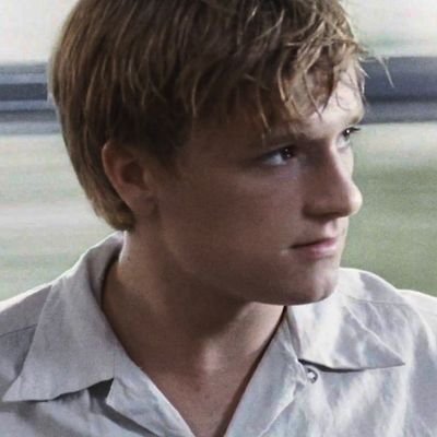 (๑˃̵ᴗ˂̵)و i luv books and peeta mellark !! ♡