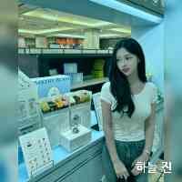 jinhhaneul42's profile picture. 30