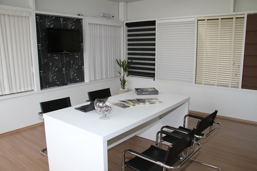 A Luiza Decoração é uma empresa especializada na venda e manutenção de persianas verticais, horizontais e os mais variados tipos de cortinas.