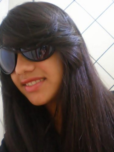 A meniiniinha coom jeeitiinho de boaziinha,
com cariinha dee quiietiinha,
mas que não é bobiinha (6)'