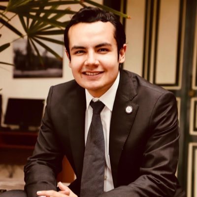 Ecuatoriano. Fiel creyente del servicio público eficiente, todo por la Patria.