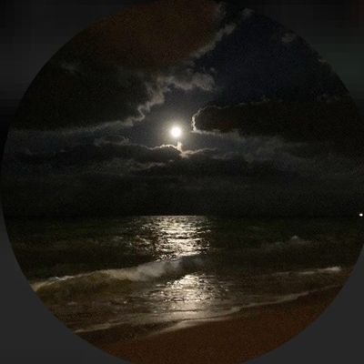 وجه ضحوك وجوفٍ بالهوى شاقي .