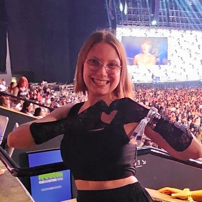 Swiftie since you belong with me!
Canadian 🇨🇦
Law degree👩🏼⚖
Who are we to fight the Alchemy