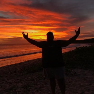Wannabe writer/sailor/comedian. Unapologetic dreamer & hopeless romantic. Feet on the ground, head in the clouds. Live by Gandhi, learn by Google.
📍🇫🇯