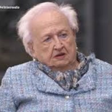 De pequeña vi los pilotos que bombardeaban Guernica sonreír. Desde entonces tengo super-visión. Bisabuela de @SorSarna_n1