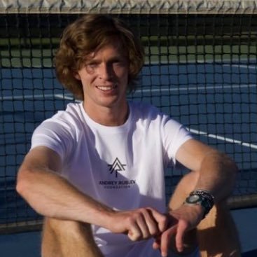 Fisica❤️ - Andrey Rublev 🎾🖤 - Inter ⚽️🖤💙 - Lucio Corsi 💛🎶🛸🌈 - “Siamo talmente tante ombre diverse che formano l’arcobaleno”.