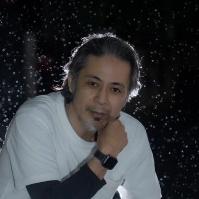 俳優、声優、ナレーター、ドラマー、演出家。(元TEAM・発砲・B-Zin)。男〆天魚主催。 クンジードー主催。 ドラム: 好きさ☆。だめおの朝。自己男チェスターズ。西ノ園タツヒロ(サポート)。