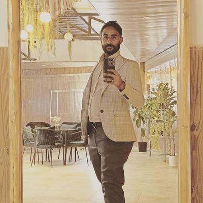 در راه تو وقتی پدری بازنگردد
در بردن میراث تفنگش ، پسری هست
