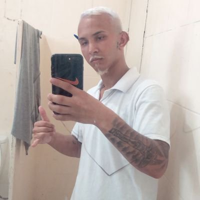 A fé pela qual me ajoelho é a mesma que me levanta e não me deixa cair ✨📿🙌🏽