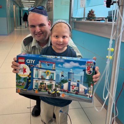הבעל של ענת אבא של עדי תמר נעמי ויעקב מזה 14 שנים איש הלגו של עמותת עזר מציון מחלק כל יום לגו לילדים חולי סרטן במחלקות האונקולוגיות אספן לגו מאמין בחסד