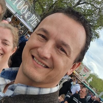 epacola's profile picture. Nas horas vagas sou engenheiro, folclorista, investidor, músico, projetista, inventor, professor, e no resto do tempo sou pai da Sabrina e da Rafaela