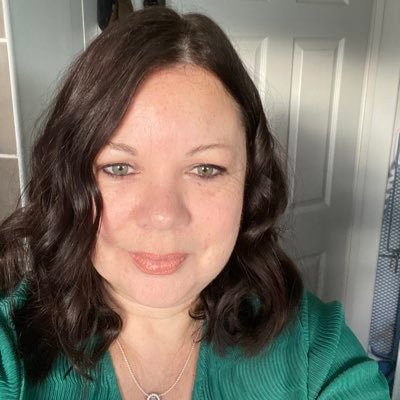 Receptionist and mum of 4. I love going to the Theatre and Concerts. love Take That & Harry Styles