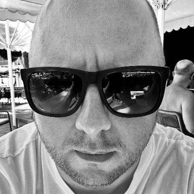 Husband to Emily | Daddy to my twin girls Isabella & Lucia | Lover of Technology | Senior iOS Engineer at @bumble