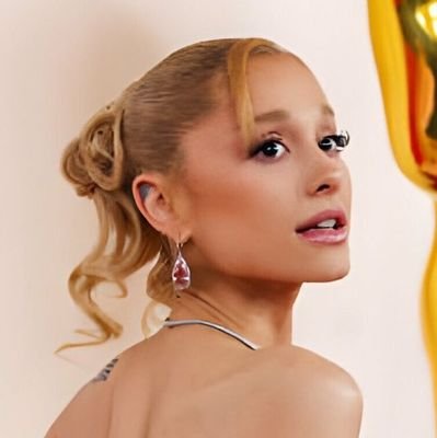 finelineluvz's profile picture. nothing like the rain, when you’re in outer space (ela/dela)