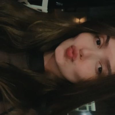 juliaschioo's profile picture. 