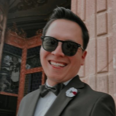 Escucho música 🎶, hago las apps que usas en tu iPhone 📲, bebo ☕️🍺, sé 🧠, digo 🗣 y twitteo cosas 🤷🏻♂️