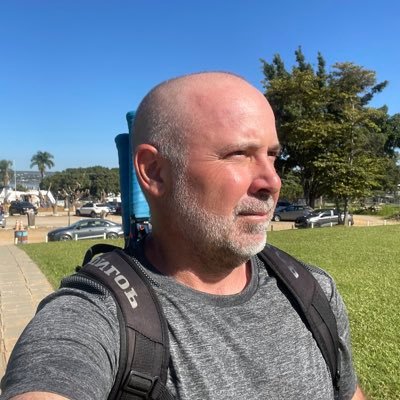 Engenheiro, Advogado, Auditor do TCU, Marido da Re, Pai dos mequetrefes, Primeiro de Seu Nome, Tenista nas horas vagas, Nerd assumido.