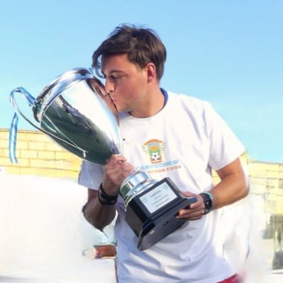 Lo que hacemos por nosotros mismos muere con nosotros, lo que hacemos por los demás y por el mundo permanece y es inmortal.
Entrenador UEFA PRO.