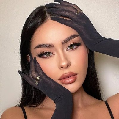 Hi, I'm Rosetta Campos, a seasoned makeup artist specializing in enhancing natural beauty for any occasion. Let's create stunning looks together!