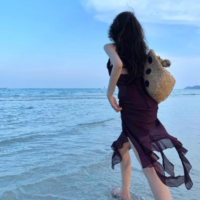 Sun-kissed and filled with joy ☀️ Beach lover and ocean explorer 🌊 Let's dive into happiness together and make a splash! 💦🐠