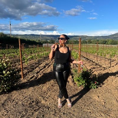 felishmignon's profile picture. using my sarcastic humor and pop culture to better understand the fashion industry.