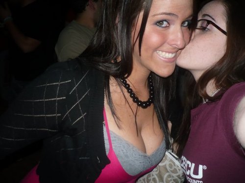 AliciaJones33's profile picture. A college student who is interested in business and marketing!