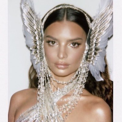 shewearsmiu's profile picture. somewhere in the world