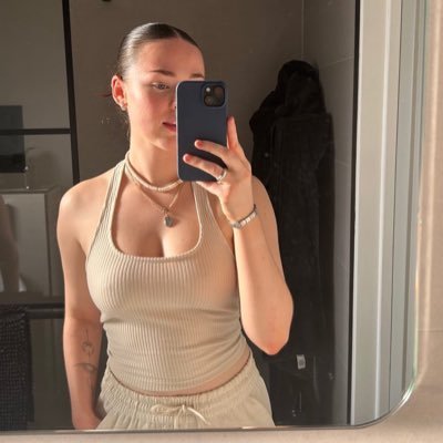 Iizzierrose's profile picture. 