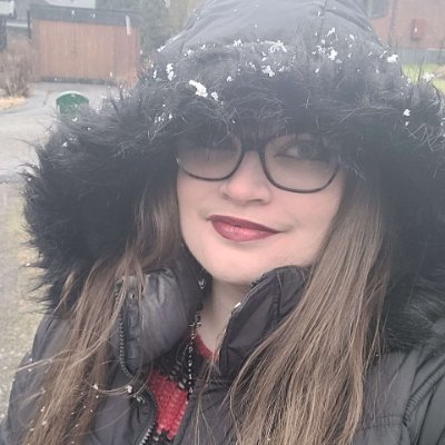 Gummilee1's profile picture. ʕ•ᴥ•ʔっ♡
She/they, 19yo🔥
Creator of the WIP webcomic Bullets & Needles!🌹Actor & Community Manager at @The_TV_Sisters
(DM responses may take a bit!)