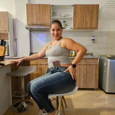 maularez's profile picture. La vida es corta. Es de momentos. Sonreir es la clave