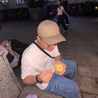 Luilogy's profile picture. tired