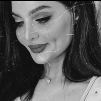 ابتعادك عن كُل من لا يقدر قيمتك هو حفاظ على على راحتك، صحتك، نفسيتك، كرامتك.