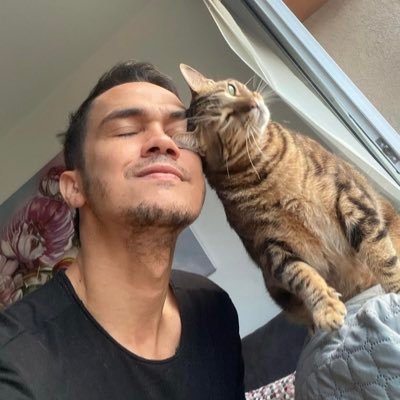 🕷️🕷️Otra persona del común, quizás un poco odiosa pero mientras entra en confianza.🖤🖤 Amo los gatos, los días bien soleados y empelotarme. 🕷️🕷️