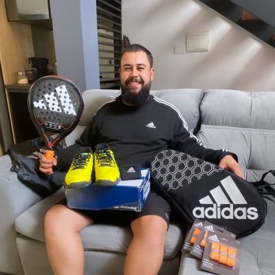 31  anos  
pai de menina 
instrutor de padel