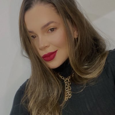 a cada dois passos um surto, cabeleireira leilaa 💇🏼♀️, a vida é muito curta para não tomar uma breja.