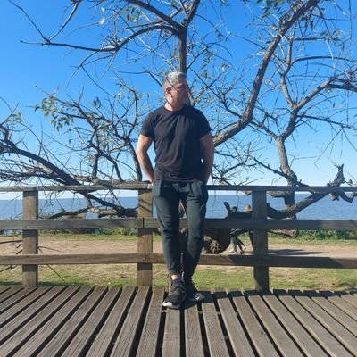 Profesor de Historia. Investigador. Escritor.
Tratando siempre de mirar a donde no me indican que vea.
Colaboro con @Noticiaslainsup y otros medios.
#Son30000