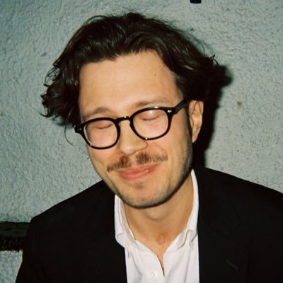 maximerad's profile picture. 30 år. Semijurist, semiekonom, semikommunikatör. Jobbar med ord. Hör till de få som kan leva. Twittrar om ditt och datt. Mest datt.